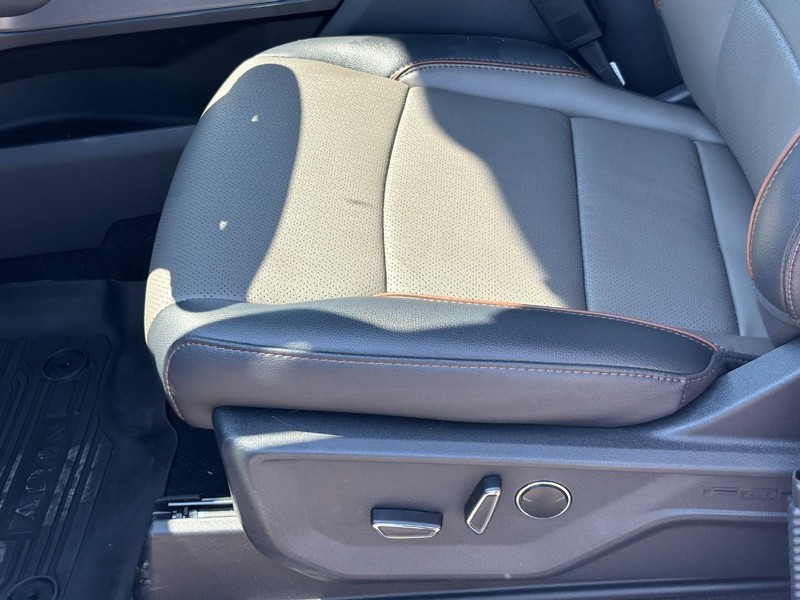 Ford F-150 Vehicle Full-screen Gallery Image 17
