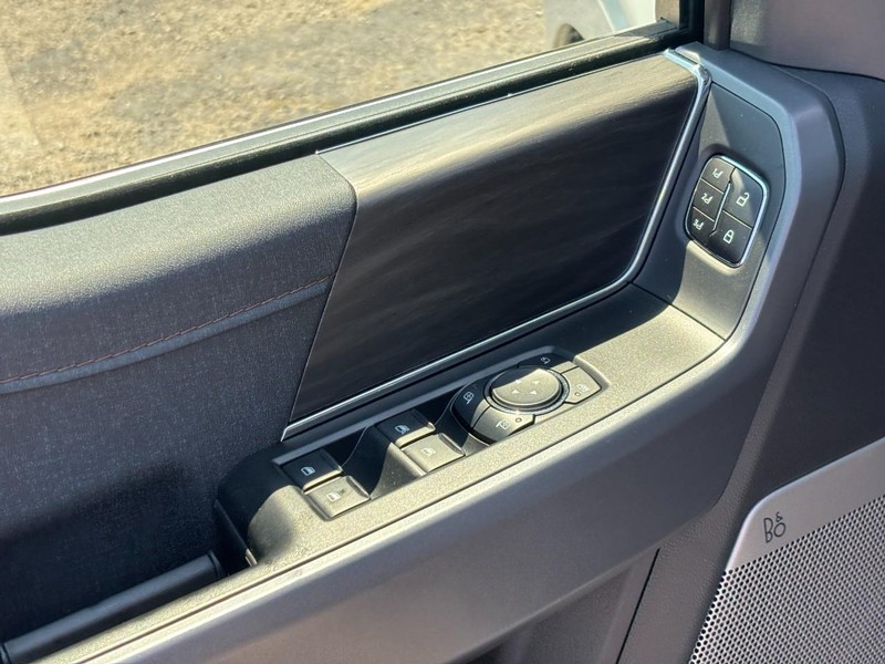 Ford F-150 Vehicle Full-screen Gallery Image 18