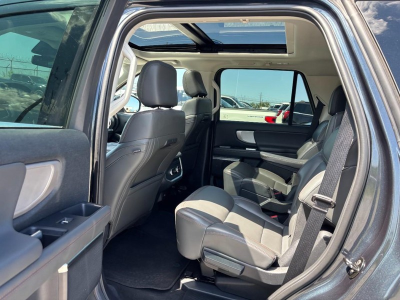 Ford Expedition Vehicle Image 14