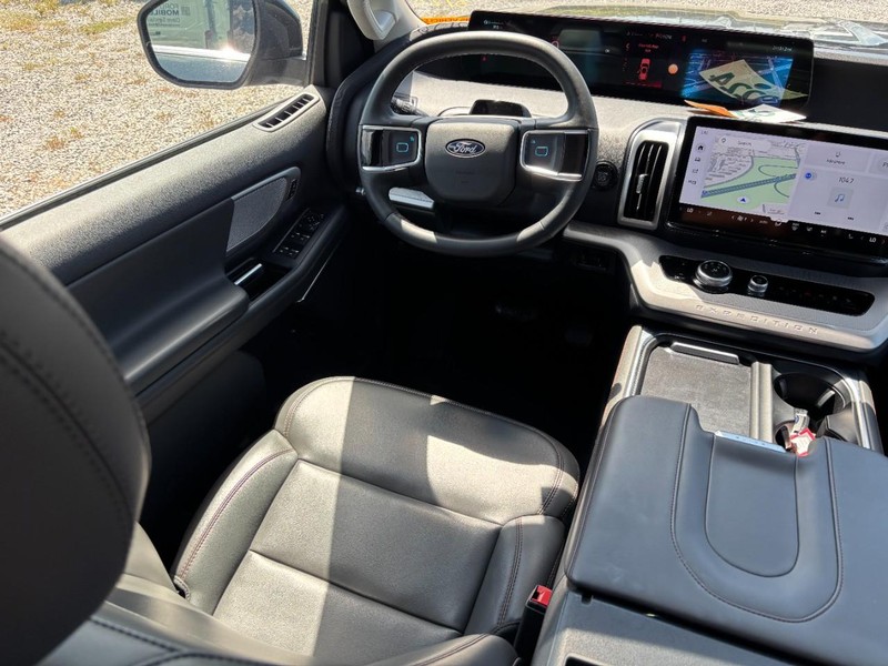 Ford Expedition Vehicle Image 15