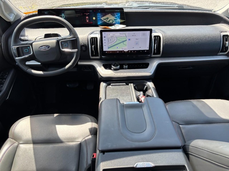 Ford Expedition Vehicle Image 16