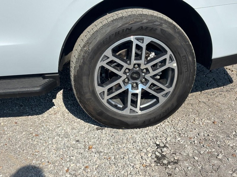 Ford Expedition Vehicle Full-screen Gallery Image 12