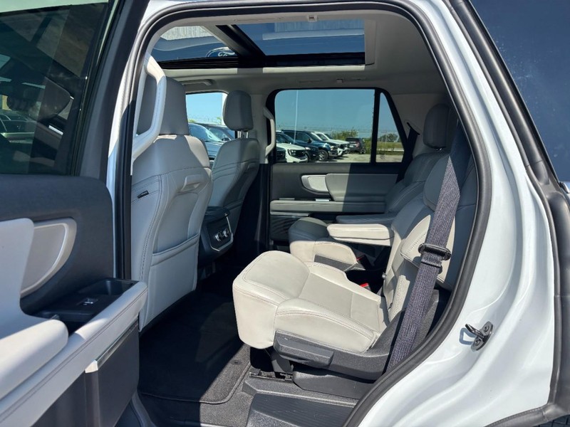 Ford Expedition Vehicle Full-screen Gallery Image 14
