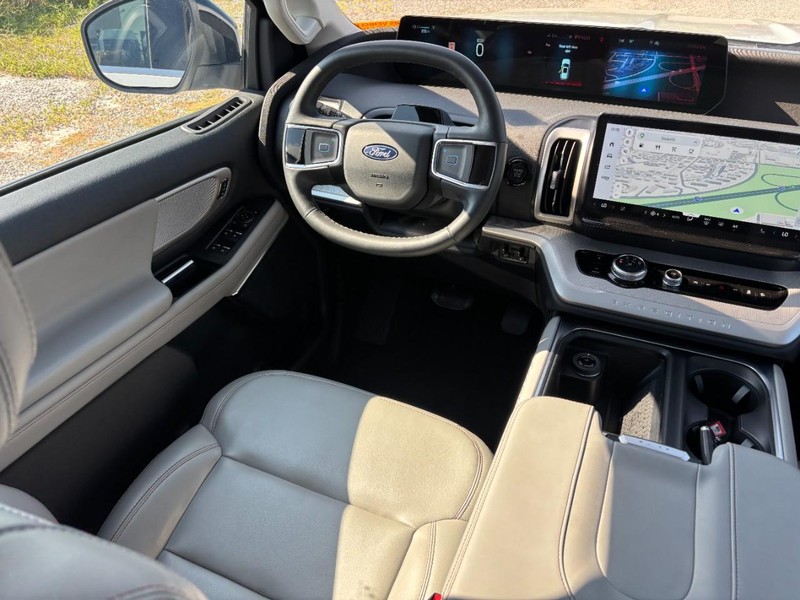 Ford Expedition Vehicle Full-screen Gallery Image 15