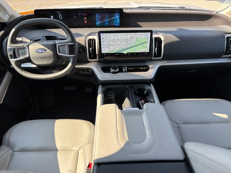 Ford Expedition Vehicle Full-screen Gallery Image 16