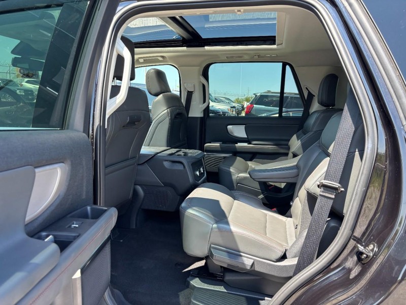 Ford Expedition Vehicle Image 14