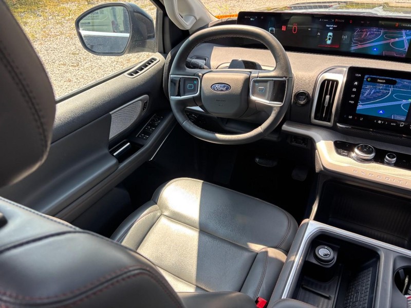 Ford Expedition Vehicle Image 15