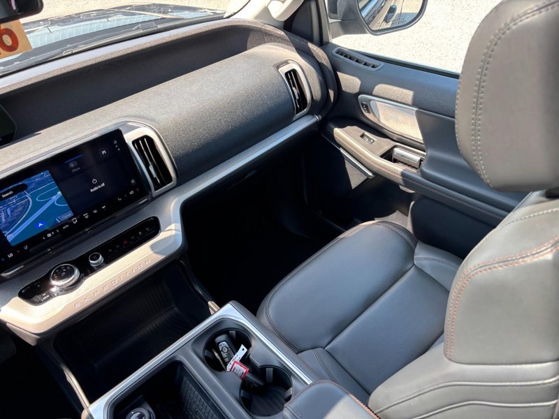 Ford Expedition Vehicle Image 17
