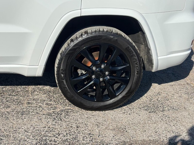 Jeep Grand Cherokee Vehicle Image 12