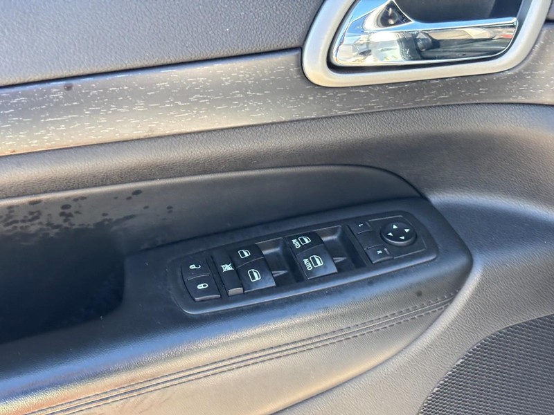 Jeep Grand Cherokee Vehicle Image 18