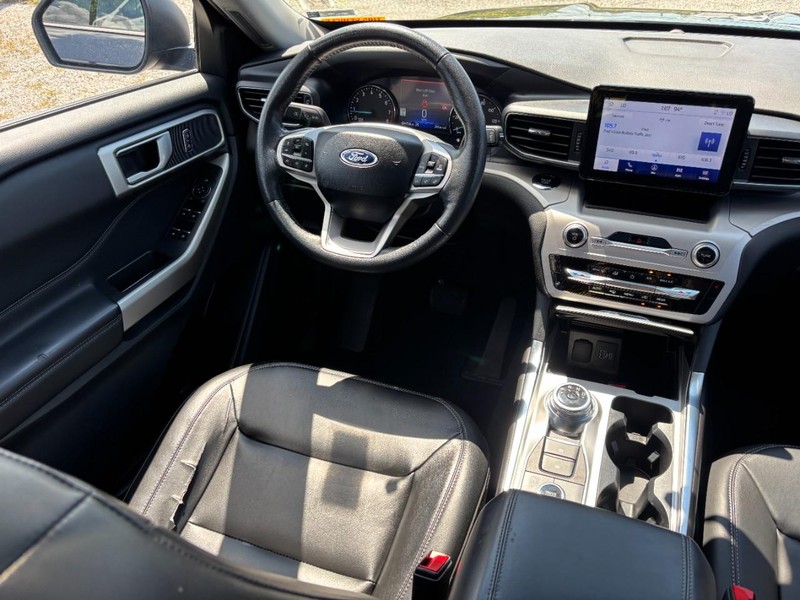 Ford Explorer Vehicle Image 15