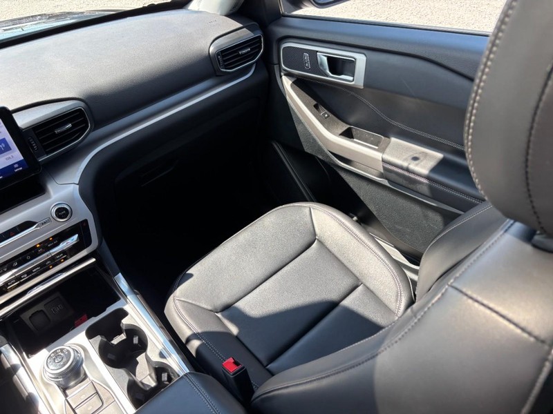 Ford Explorer Vehicle Image 17
