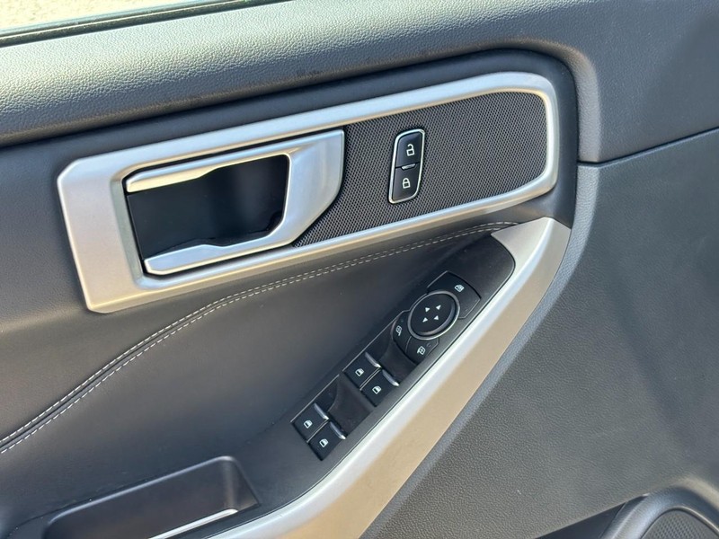 Ford Explorer Vehicle Image 19