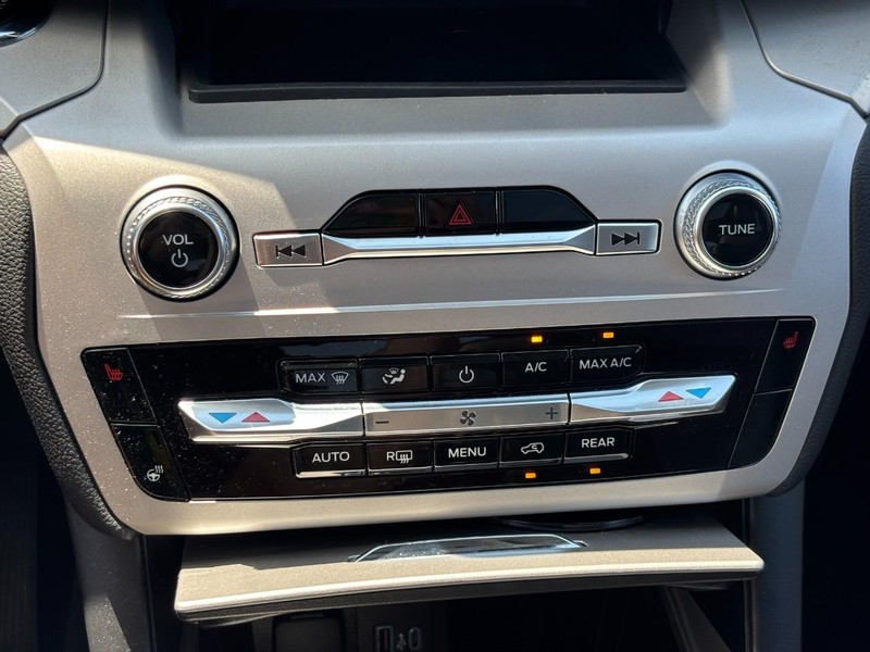 Ford Explorer Vehicle Image 26
