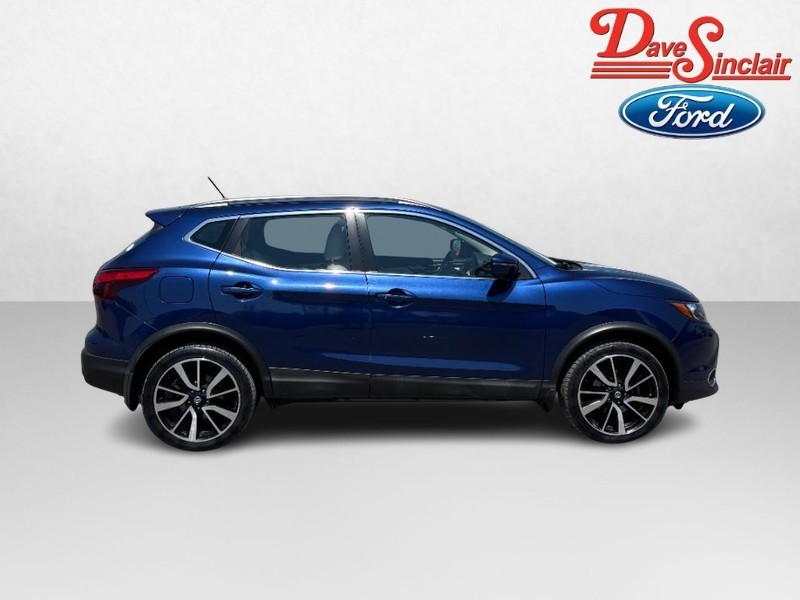 Nissan Rogue Sport Vehicle Full-screen Gallery Image 05