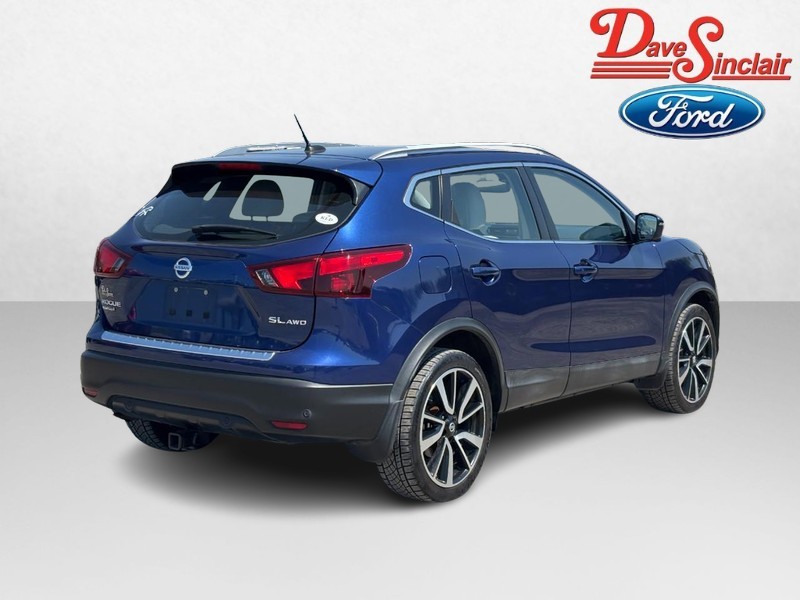 Nissan Rogue Sport Vehicle Full-screen Gallery Image 07