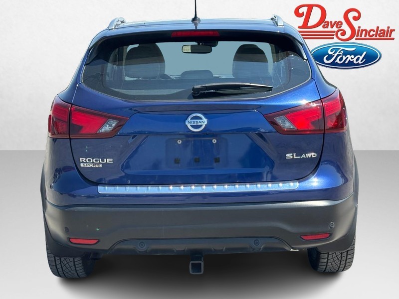 Nissan Rogue Sport Vehicle Full-screen Gallery Image 08