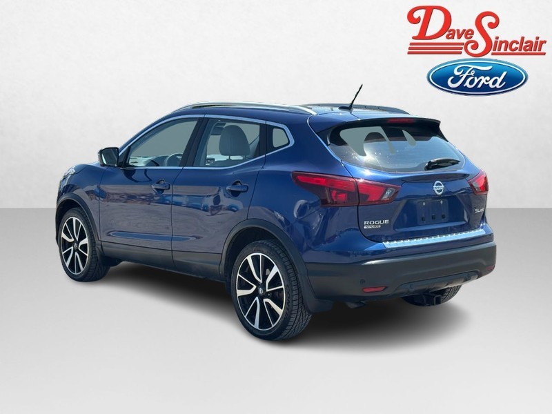 Nissan Rogue Sport Vehicle Full-screen Gallery Image 09