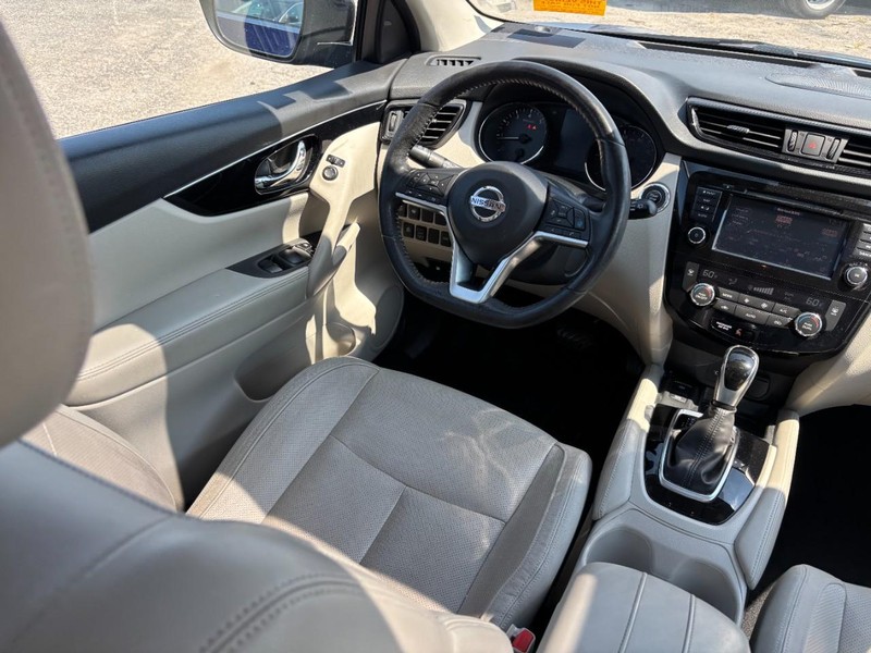Nissan Rogue Sport Vehicle Full-screen Gallery Image 15