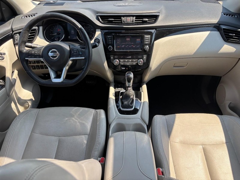 Nissan Rogue Sport Vehicle Full-screen Gallery Image 16