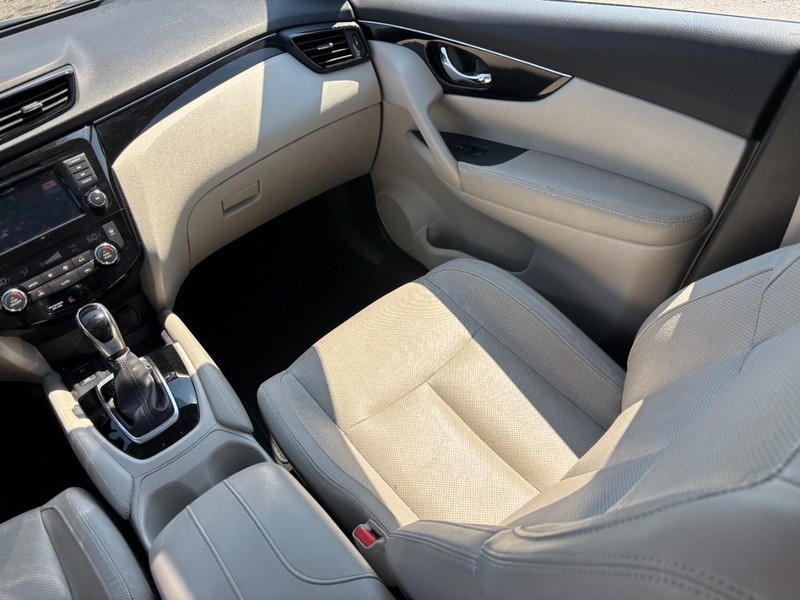 Nissan Rogue Sport Vehicle Full-screen Gallery Image 17