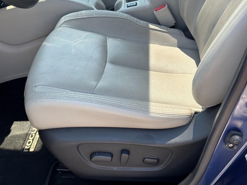 Nissan Rogue Sport Vehicle Full-screen Gallery Image 18