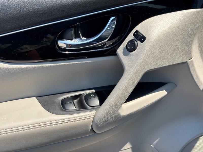 Nissan Rogue Sport Vehicle Full-screen Gallery Image 19