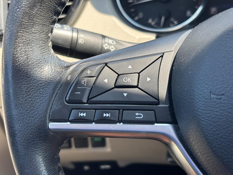 Nissan Rogue Sport Vehicle Full-screen Gallery Image 20