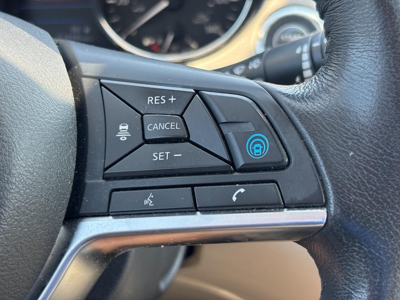 Nissan Rogue Sport Vehicle Full-screen Gallery Image 21