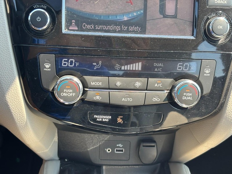 Nissan Rogue Sport Vehicle Full-screen Gallery Image 25