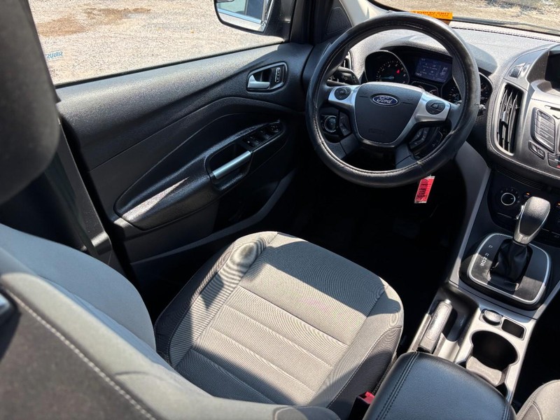 Ford Escape Vehicle Full-screen Gallery Image 14