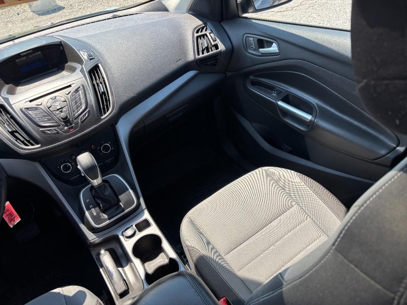 Ford Escape Vehicle Full-screen Gallery Image 16