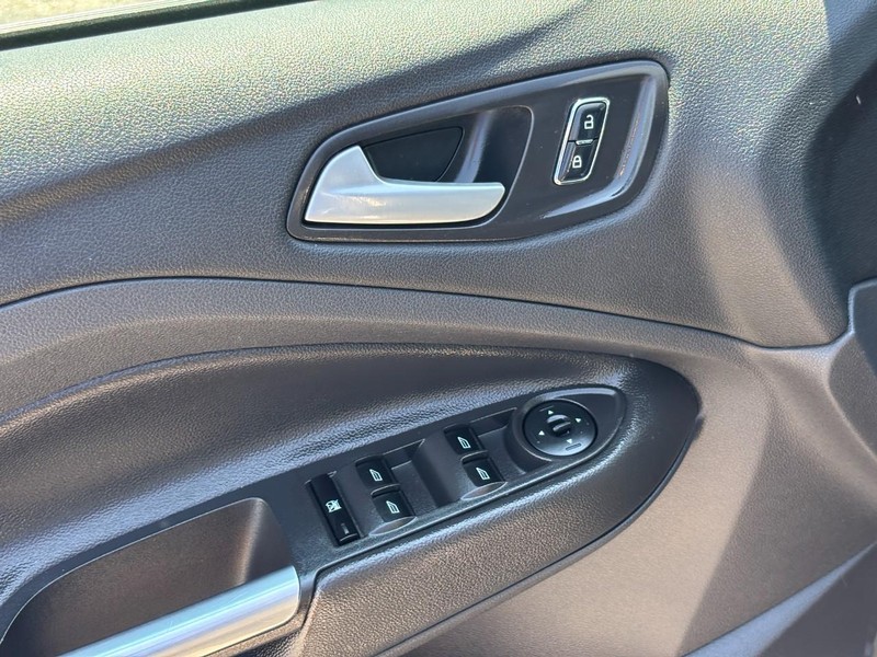 Ford Escape Vehicle Full-screen Gallery Image 18