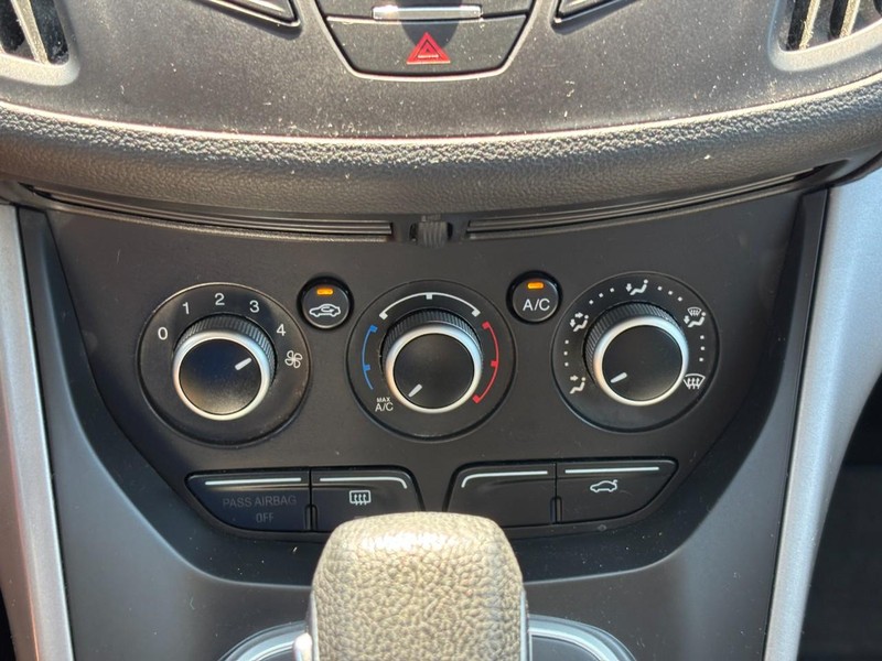 Ford Escape Vehicle Full-screen Gallery Image 24