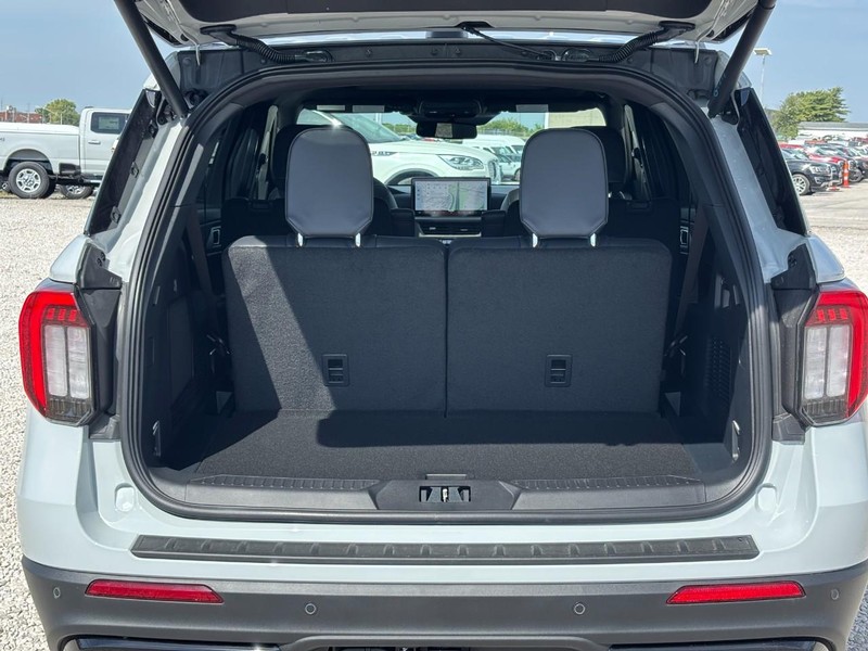 Ford Explorer Vehicle Full-screen Gallery Image 11