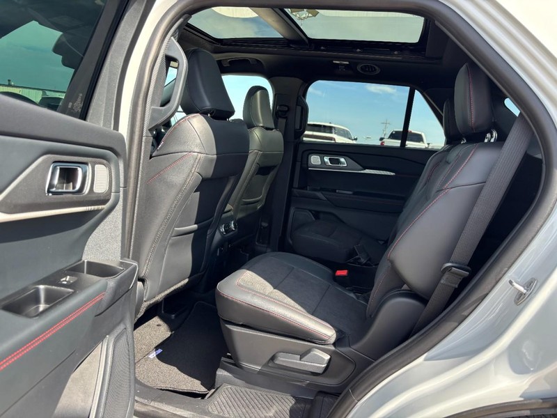 Ford Explorer Vehicle Full-screen Gallery Image 14