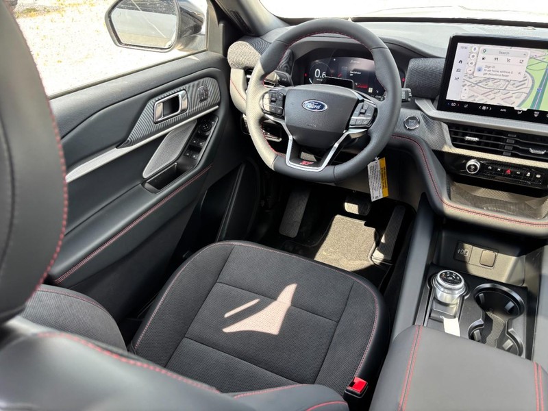 Ford Explorer Vehicle Full-screen Gallery Image 15