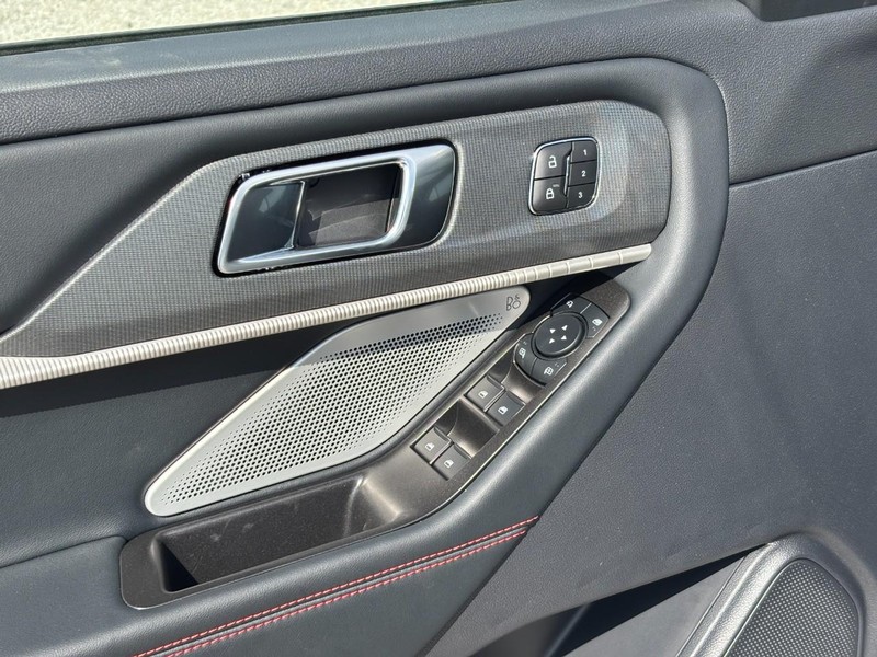 Ford Explorer Vehicle Full-screen Gallery Image 19