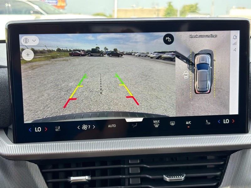 Ford Explorer Vehicle Full-screen Gallery Image 24