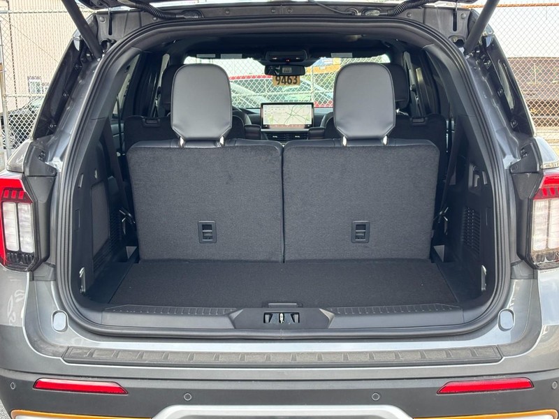 Ford Explorer Vehicle Full-screen Gallery Image 11