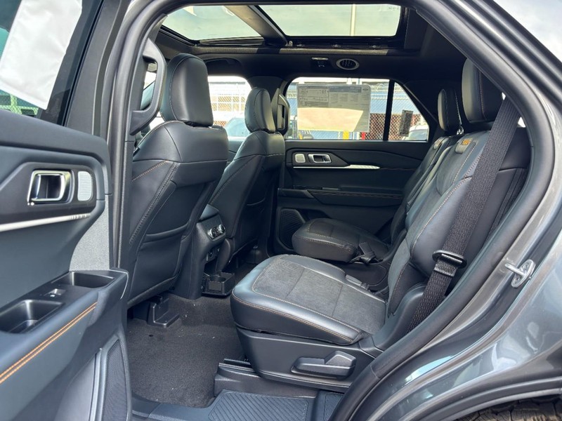 Ford Explorer Vehicle Full-screen Gallery Image 14