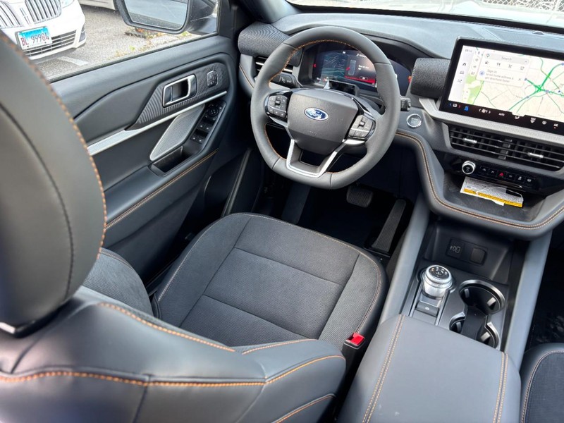 Ford Explorer Vehicle Full-screen Gallery Image 15