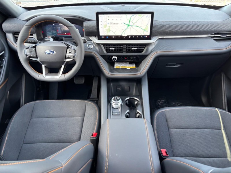 Ford Explorer Vehicle Full-screen Gallery Image 16