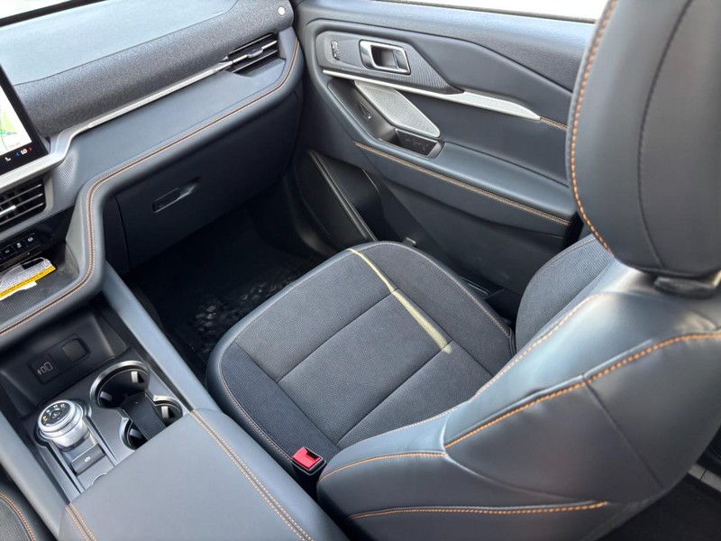 Ford Explorer Vehicle Full-screen Gallery Image 17