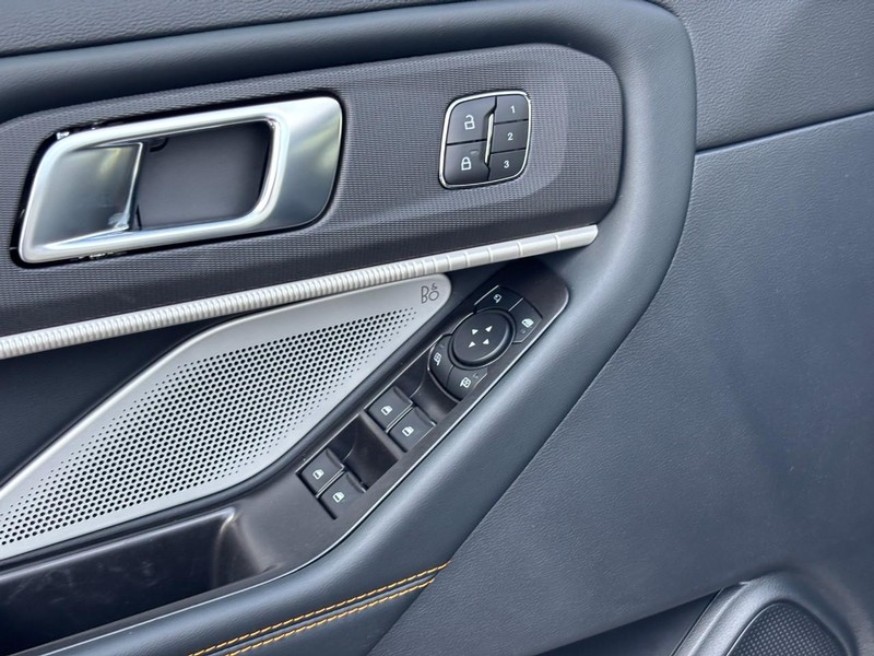 Ford Explorer Vehicle Full-screen Gallery Image 19