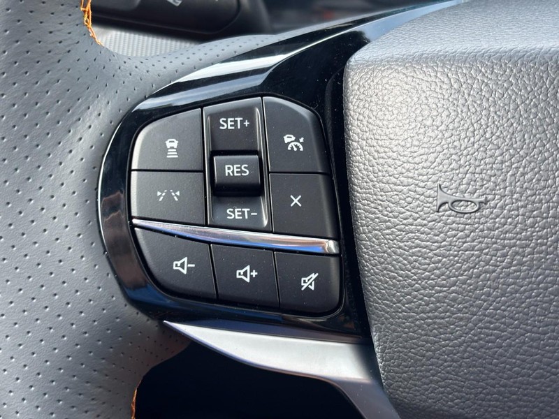 Ford Explorer Vehicle Full-screen Gallery Image 20