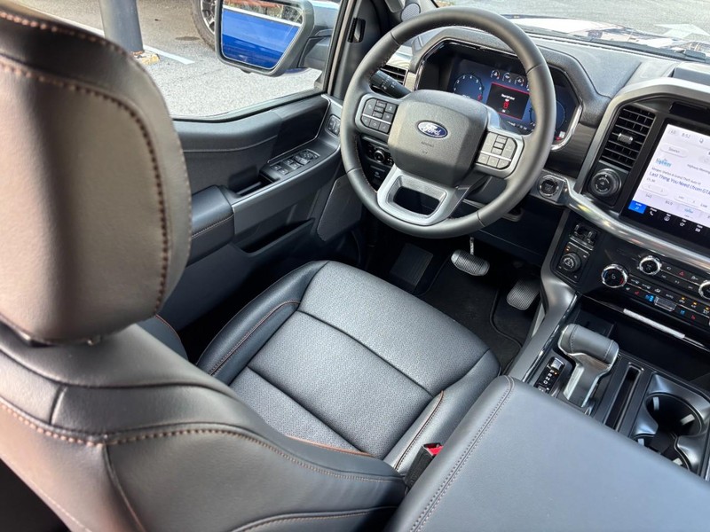 Ford F-150 Vehicle Full-screen Gallery Image 14