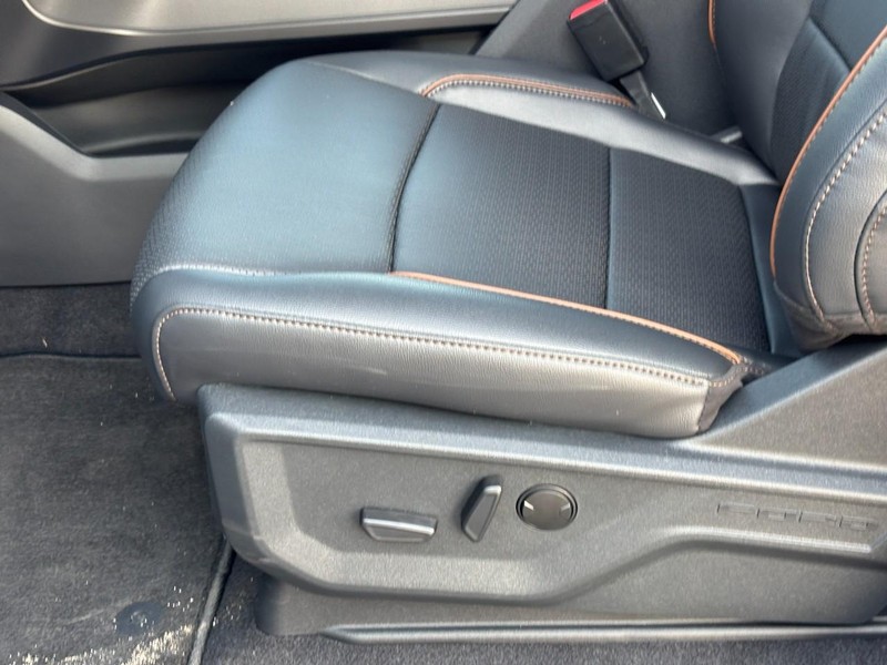 Ford F-150 Vehicle Full-screen Gallery Image 17