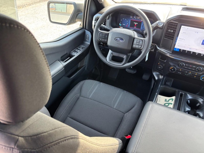 Ford F-150 Vehicle Full-screen Gallery Image 14