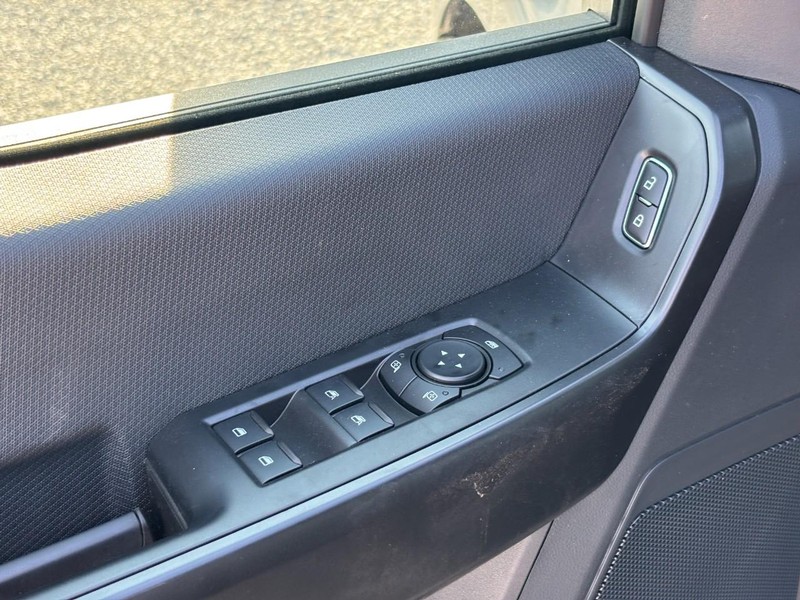 Ford F-150 Vehicle Full-screen Gallery Image 18